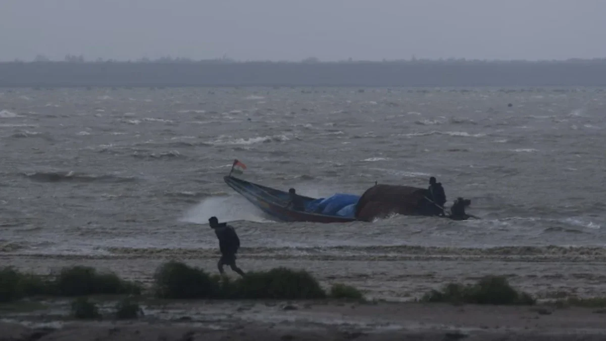 Cyclone Arnab Hits Andhra: Red Alert Issued