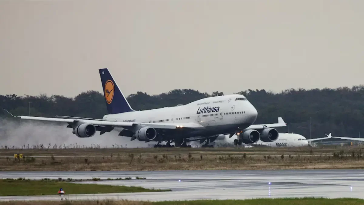 Lufthansa Urges Jets to Load Fuel Due to Frankfurt Supply Squeeze
